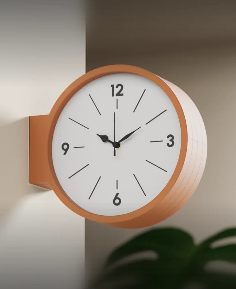 Horloge ORBI ronde et terracotta, fixée perpendiculairement au mur