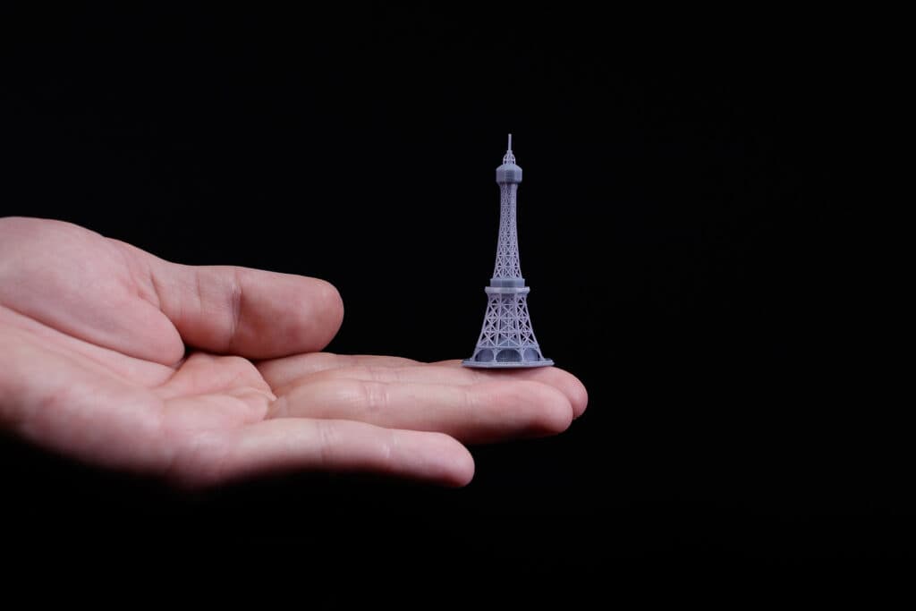 Petite tour Eiffel imprimée en résine présentée dans une main